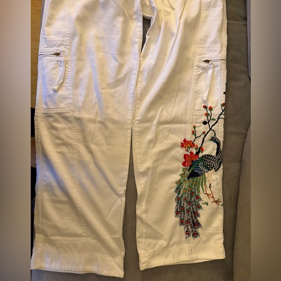 Johnny Was White Embroidered Peacock Bird Cargo Capri Pants Size S - Picture 2 of 9
